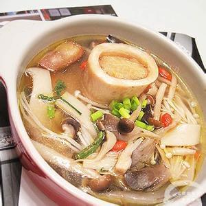 美味的珊瑚菌炖鸡块