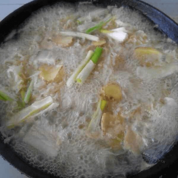 美味的酸菜汆白肉做法图解3)