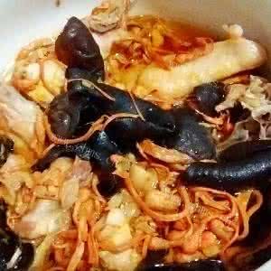 美味杞子虫草花鸡肉汤