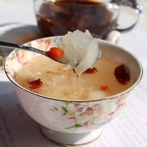 美味的红豆花生莲子银耳羹