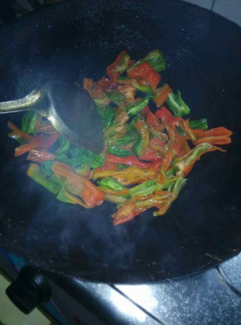 好吃的鸡肉炒辣椒鸡蛋做法图解2)