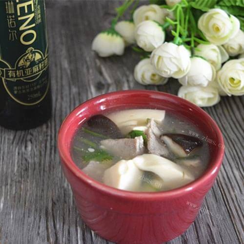 美味的香菜香菇豆腐汤