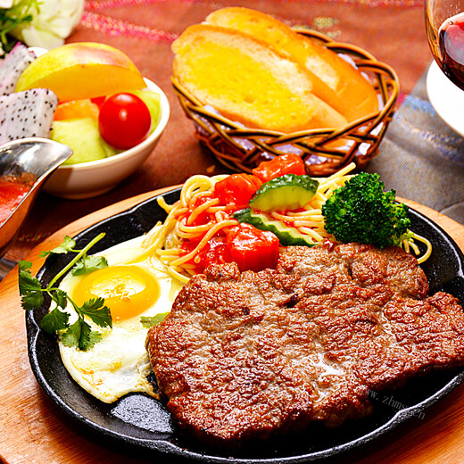 美味的家常红酒闷牛肉
