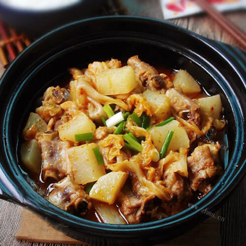美味的泡菜萝卜炖排骨