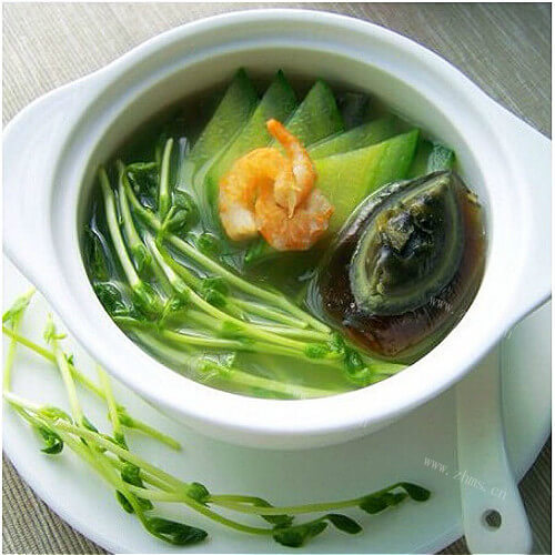 鲜美的肉条豆苗汤