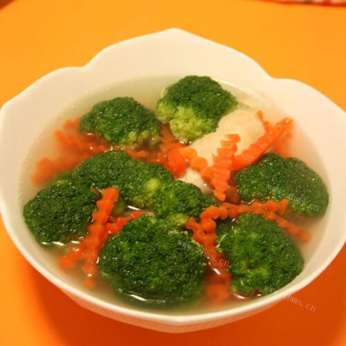 自制西兰花萝卜鸡汤