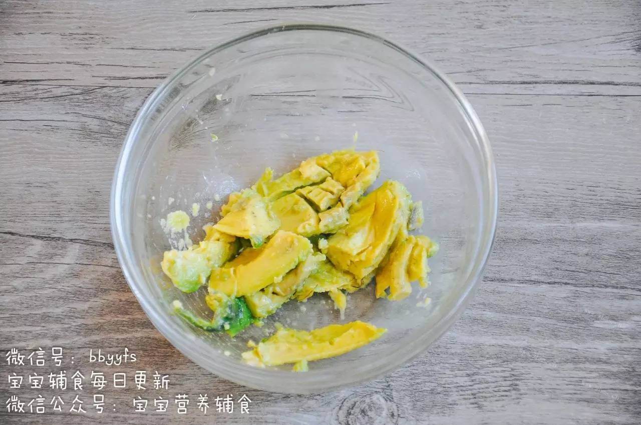 营养的牛油果香蕉卷做法图解5)