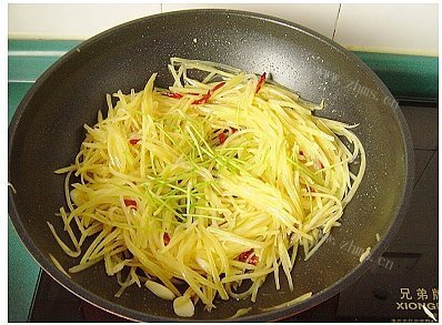 自制酸辣土豆丝做法图解6)