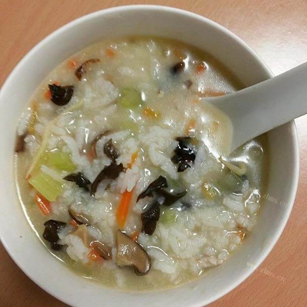 香浓的香菇肉末蔬菜粥