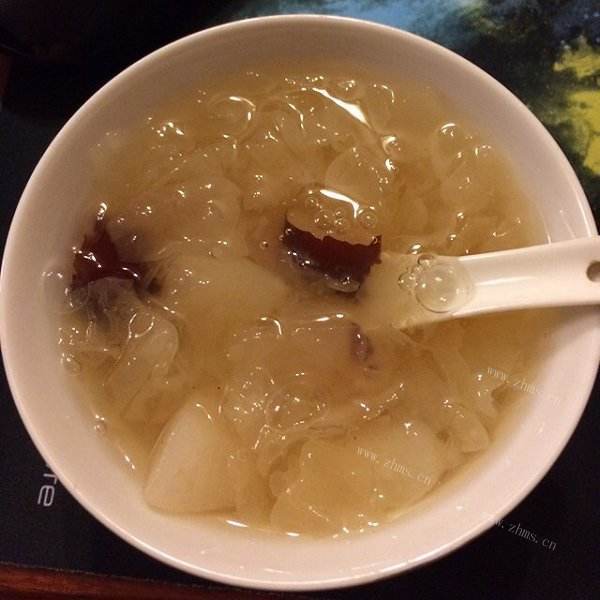 美味的银耳雪梨糖水