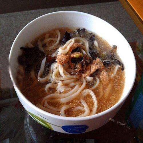 美味的黑木耳瘦肉面条