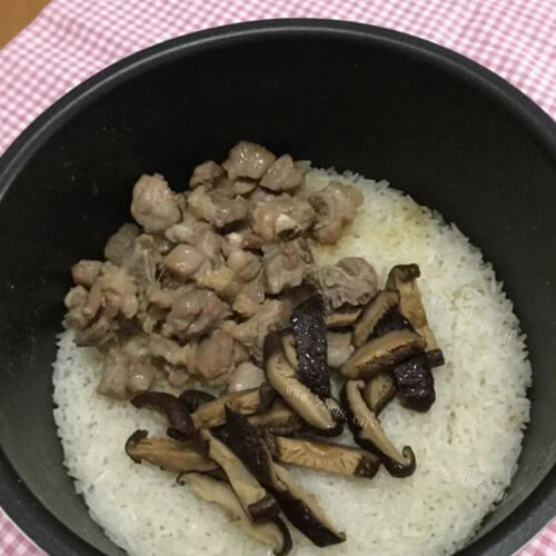 滋补冬菇排骨饭
