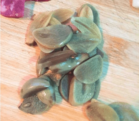 好吃的腊八蒜杏鲍菇炒腊肠做法图解1)