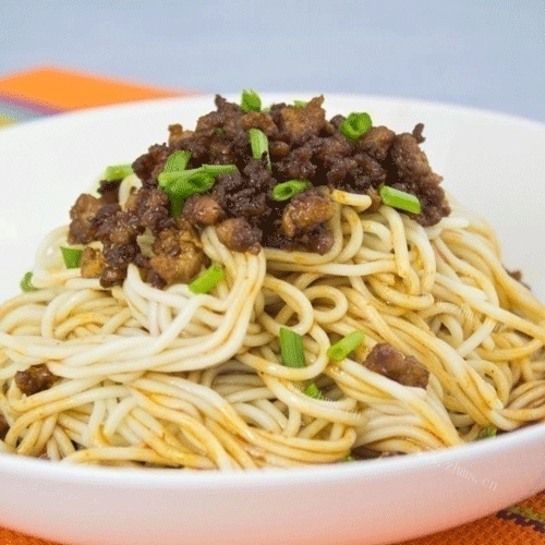 美味的香椿麻酱拌面