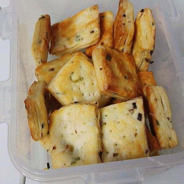 美味的橄榄油香葱咸饼干