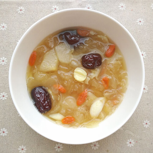 美味红枣雪梨炖银耳