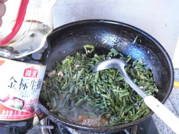 美味的肉沫煸豇豆做法图解5)