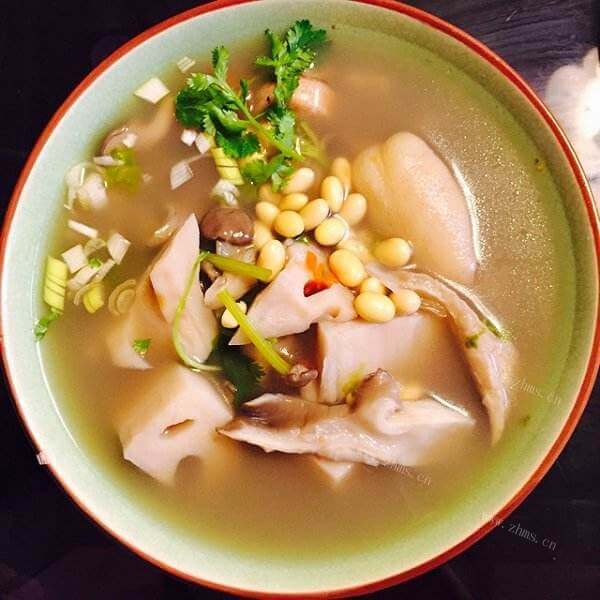 鲜美的蹄花莲藕汤 