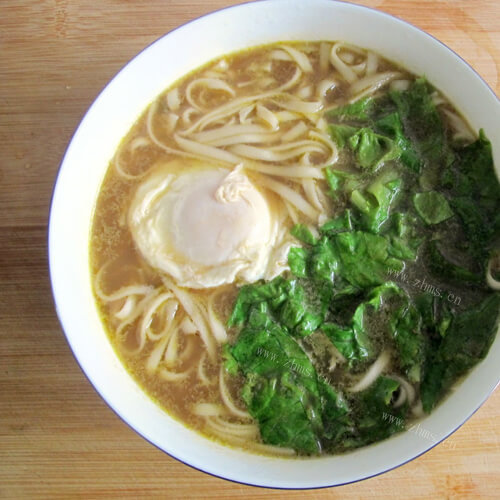 营养美味的枸杞叶猪肝瘦肉汤面