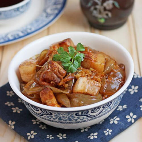 可口的酸菜大肉炖粉条