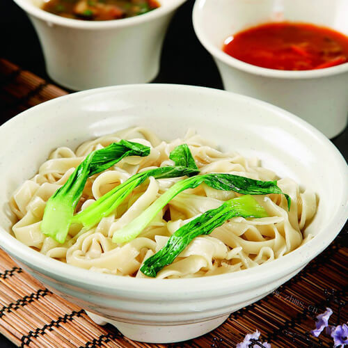 美味的彩色手擀面