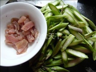 蚝油芦笋炒肉做法图解2)