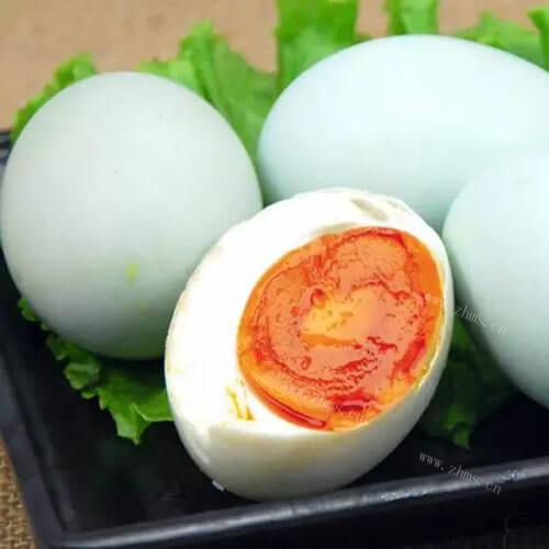 美味的金黄流油的咸鸭蛋