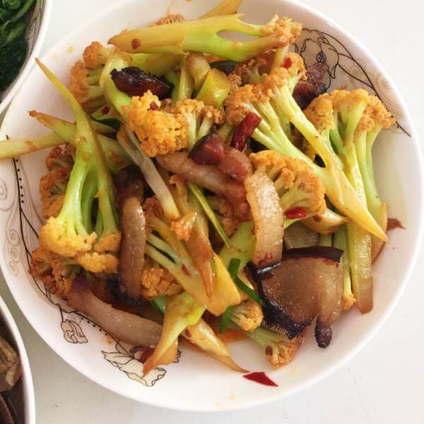 美味可口的腊肉麻辣菜花