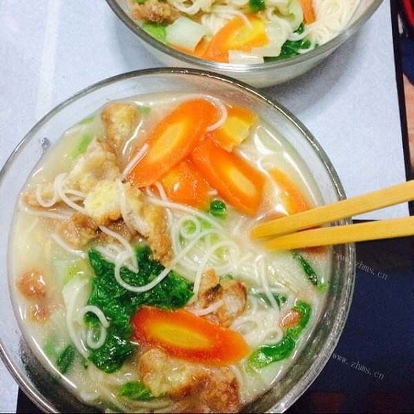 美味的杏鲍菇萝卜汤面