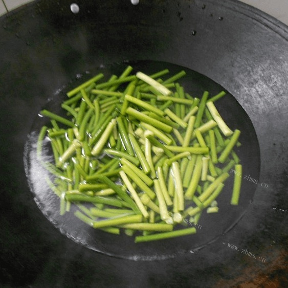 家常菜蒜苗炒肉做法图解1)