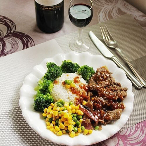美味的红酒黑椒牛排