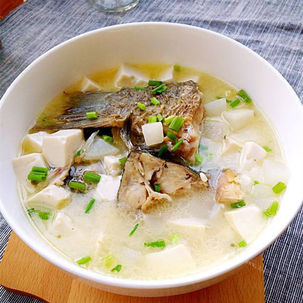 美味的家常鲫鱼炖豆腐