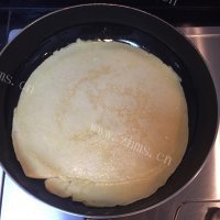 美味的豆沙鸡蛋卷做法图解5)