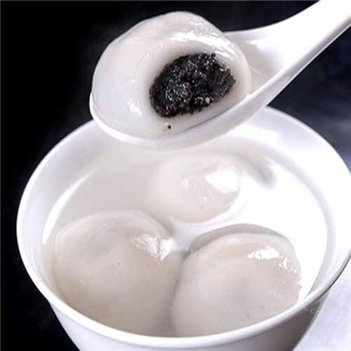 美味的黑芝麻汤圆蔬菜羹 