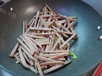 爽口好吃的黄瓜炒高粱饵块做法图解6)