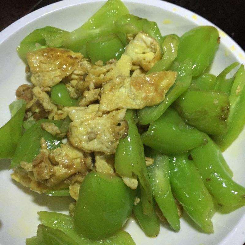 酸酸甜甜的尖椒烧虎皮鸡蛋