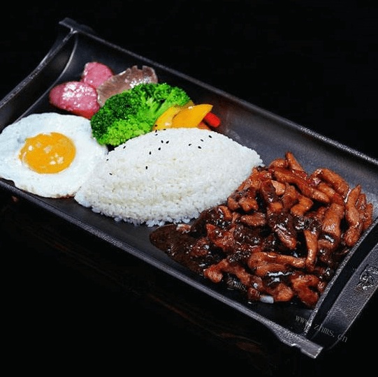 喷香的黑椒牛柳铁板饭
