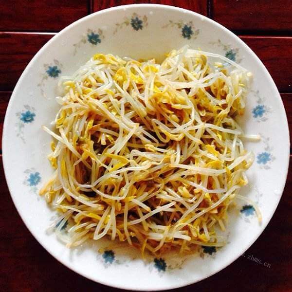 美味的饮料瓶里的豆芽菜