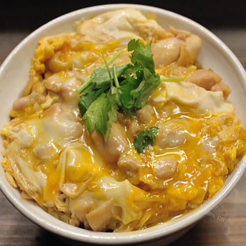 美味的鸡肉亲子丼