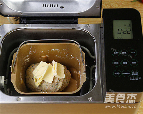 助消化全麦黑芝麻紫薯面包做法图解5)