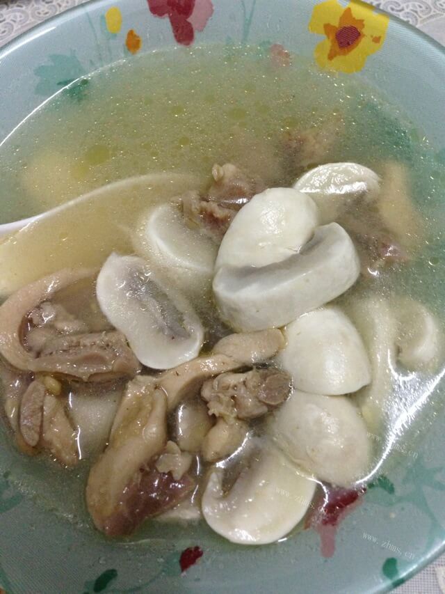 好吃的鸡肉菌菇汤做法图解3)