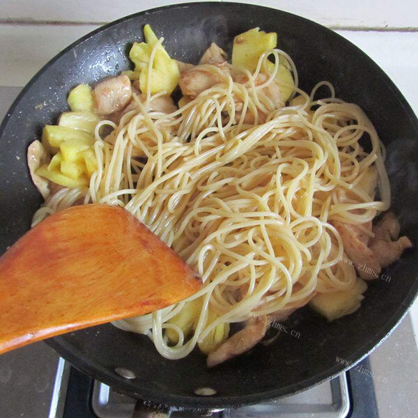 鲜嫩的菠萝鸡肉意面