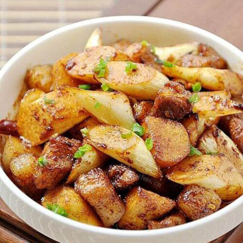美味的茭白烧五花肉