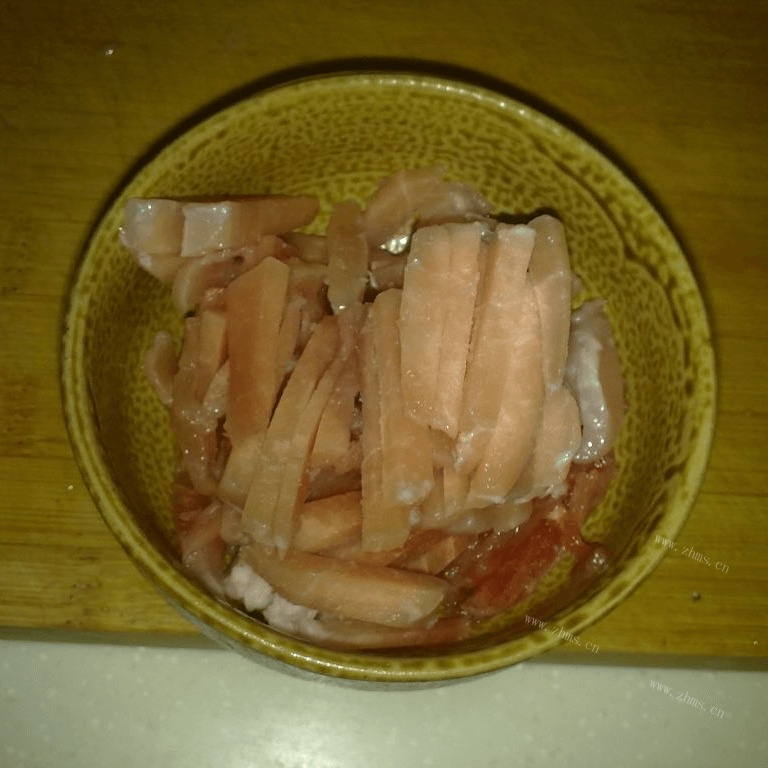 开胃的酸菜肉丝面做法图解3)
