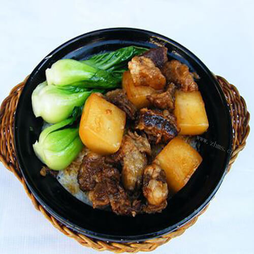 诱人的麻辣鹌鹑焖五花腩