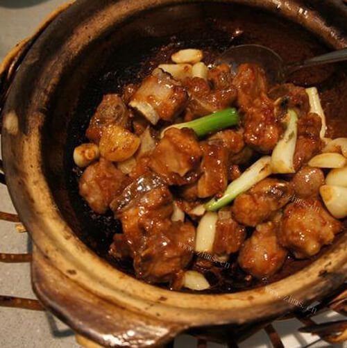 美味的排骨砂锅煲