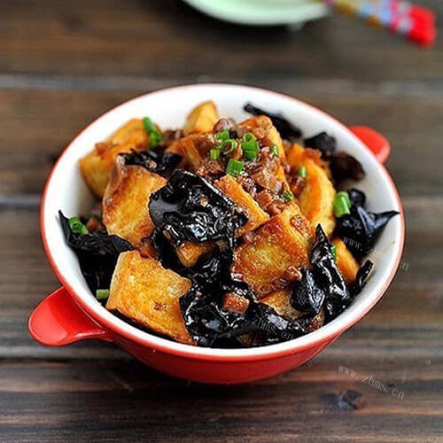 好吃的黑木耳炒油豆腐