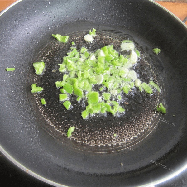 诱人的酸菜肉丝面做法图解8)