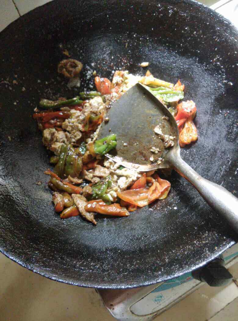 好吃的鸡肉炒辣椒鸡蛋做法图解5)