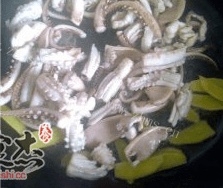 好吃的姜葱辣炒鱿鱼须做法图解4)